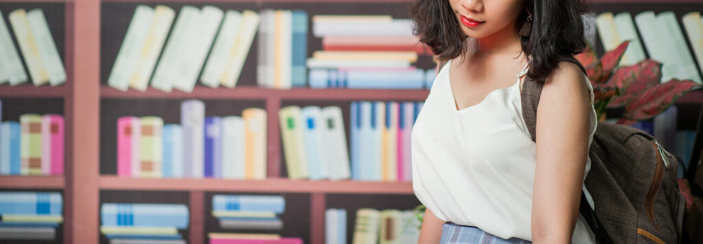 lectora eligiendo libro en una librería